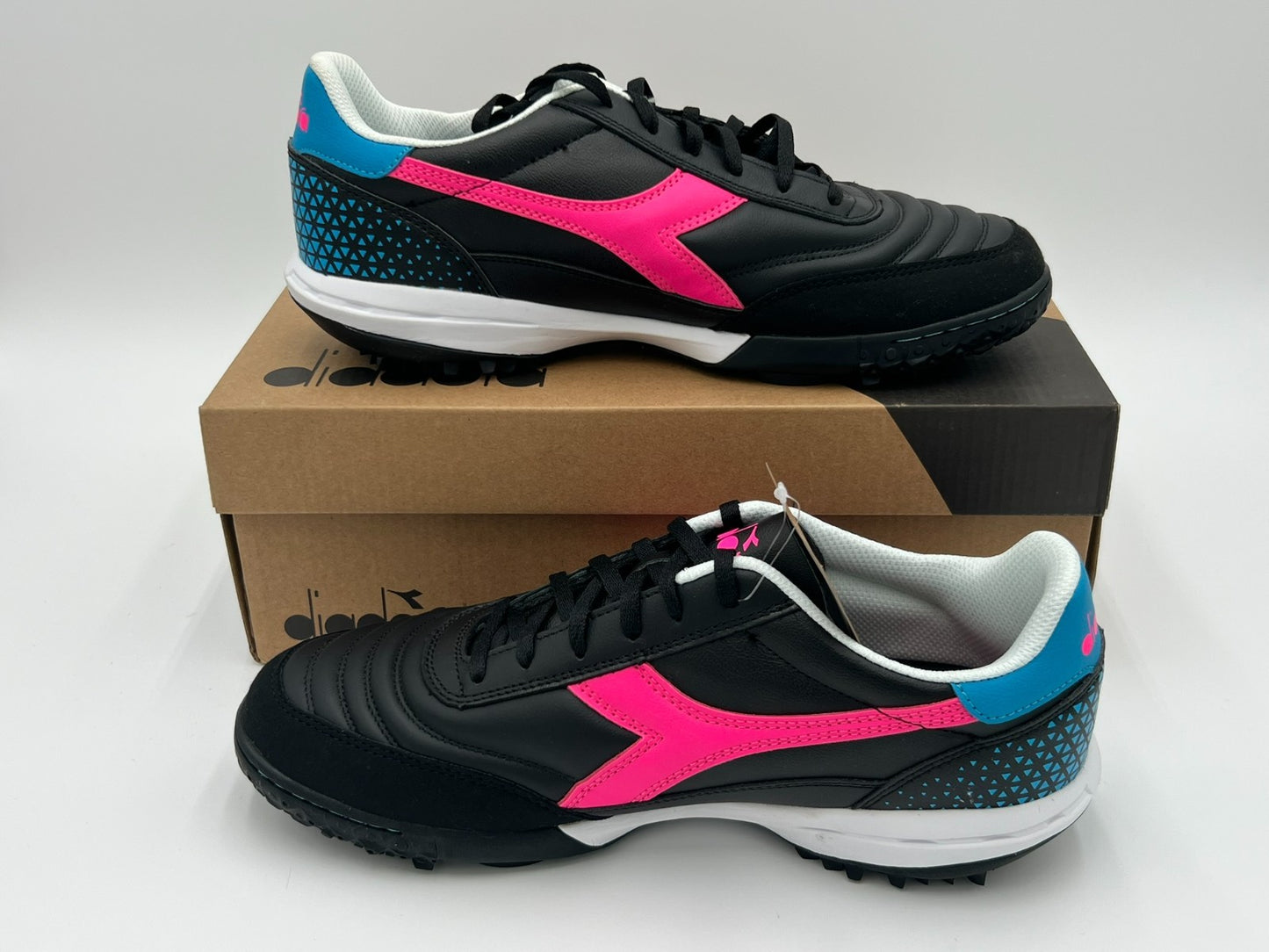 Diadora Calcetto GR LT TF Soccer Shoes Men’s Size 11 Black/Pink/Blue D0730
